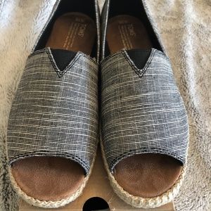 TOMS BLACK MICROSTRIPE OPEN TOE ALPARGATA